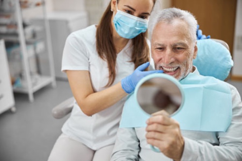 Zahnimplantate im Alter: Lohnt sich die Investition?